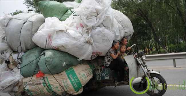 Tergencet di Bawah Tumpukan Karung Tergencet di Bawah Tumpukan Karung