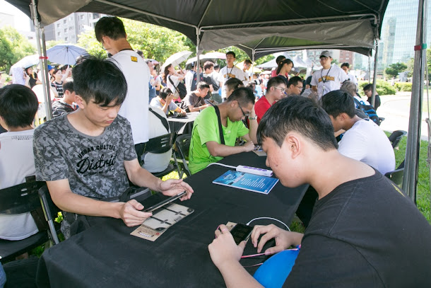 阿薩斯雕像周年野餐派對登場 吸引逾2千名玩家齊聚草悟道同樂。 阿薩斯雕像周年野餐派對登場 吸引逾2千名玩家齊聚草悟道同樂。