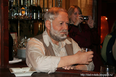 Эрнест Хемингуэй с бокалом в руке