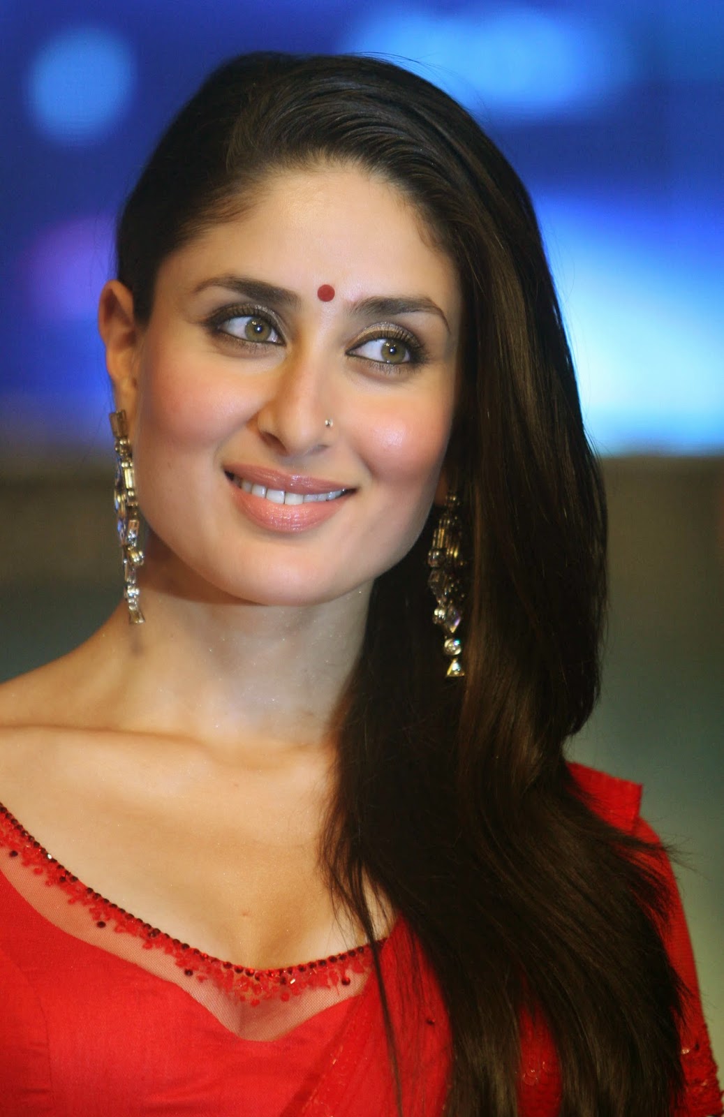 Kareena Kapoor Super Sexy Skin Show In Red Saree - Desifunblog