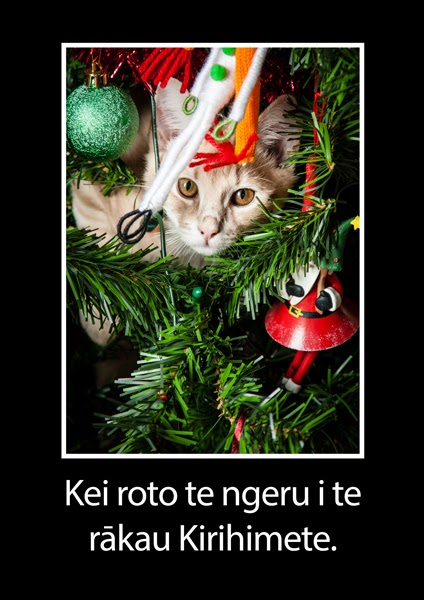 Kei roto te ngeru i te rākau Kirihimete.