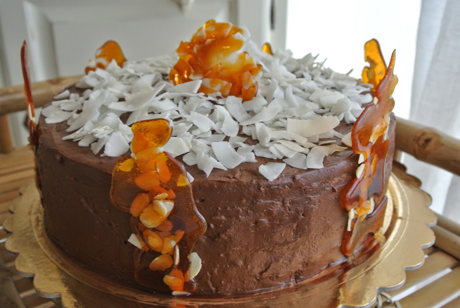 torta con crema al cocco e copertura al cioccolato fondente