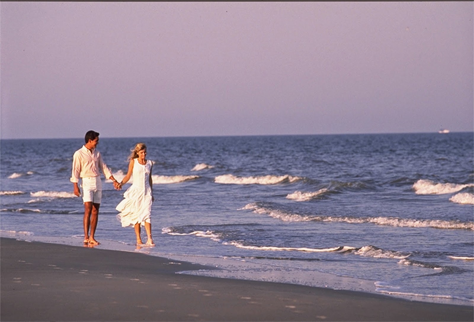 Курортный роман и секс на заброшенном пляже где-то вдалеке от отеля пара пришла поебаться на берегу