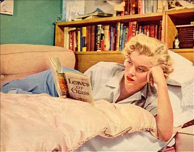 Marilyn e Whitman Marilyn Monroe lendo Leaves of Grass