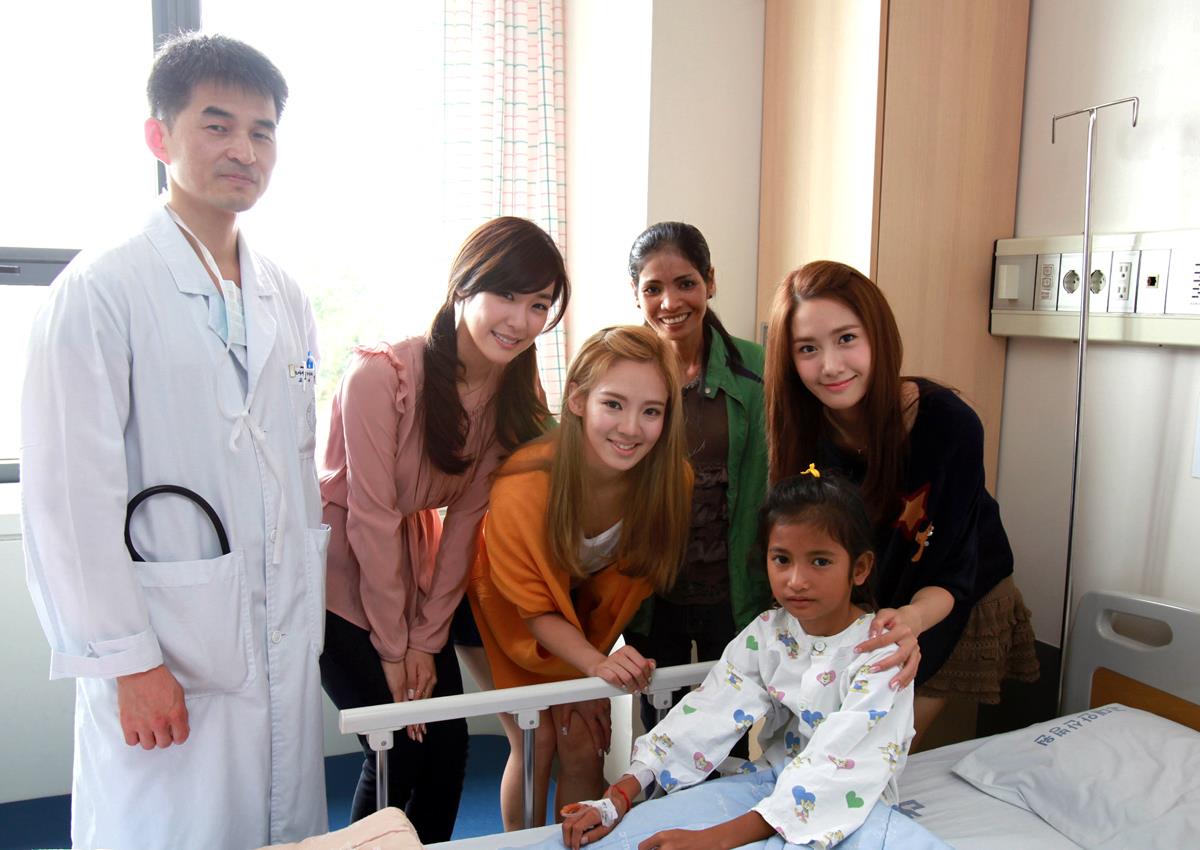 SNSD Tiffany, Hyoyeon e Yonna visitam menina ao Hospital Snsd+tiffany+hyoyeon+yoona+at+hospital