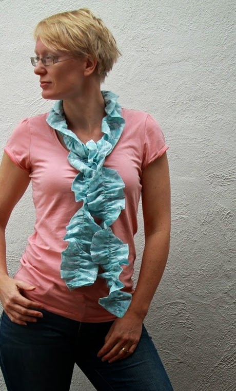 http://cookcleancraft.com/2014/05/sew-ruffled-scarf-tutorial/