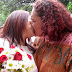 Casais de lésbicas se casam e beijam em praça pública