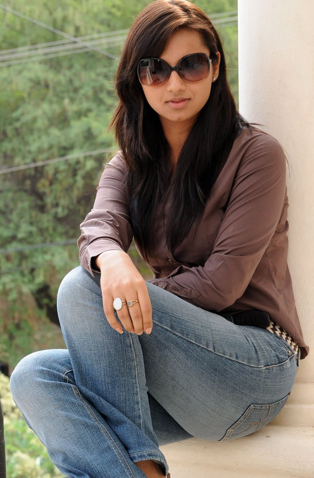 cinemaworld: Isha-Chawla- In Jeans