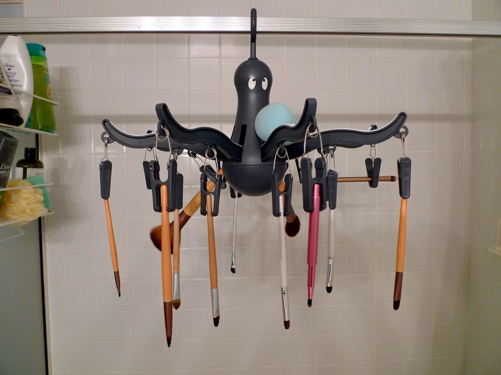 The best three ultimate ways to dry your expensive makeup brushes.