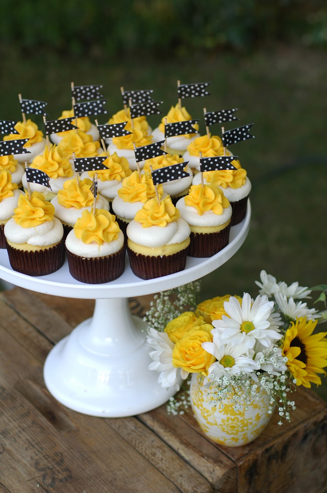 Sugar & Company: Sunflower Yellow, Black & White Wedding