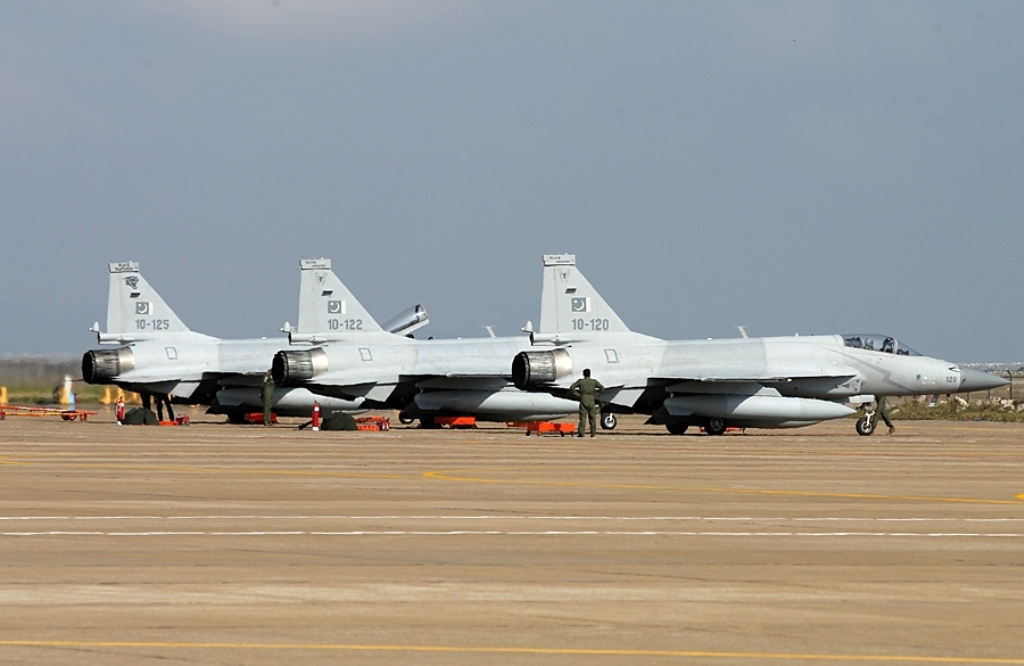 http://3.bp.blogspot.com/-183XZbSYqbM/UJ5lAByR2iI/AAAAAAAATzU/ceHITcXLbjg/s1600/JF-17+Thunder+No+16+26+Squadron+%2527Black+Spiders%2527+FC-1+Xiaolong++Pakistan+Air+Force+at+the+China+Zhuhai+Air+Show+2012+13141516raad+h2+h4+ls6+ft2+supersonic+No.+16+Black+Panthers++%25285%2529.jpg