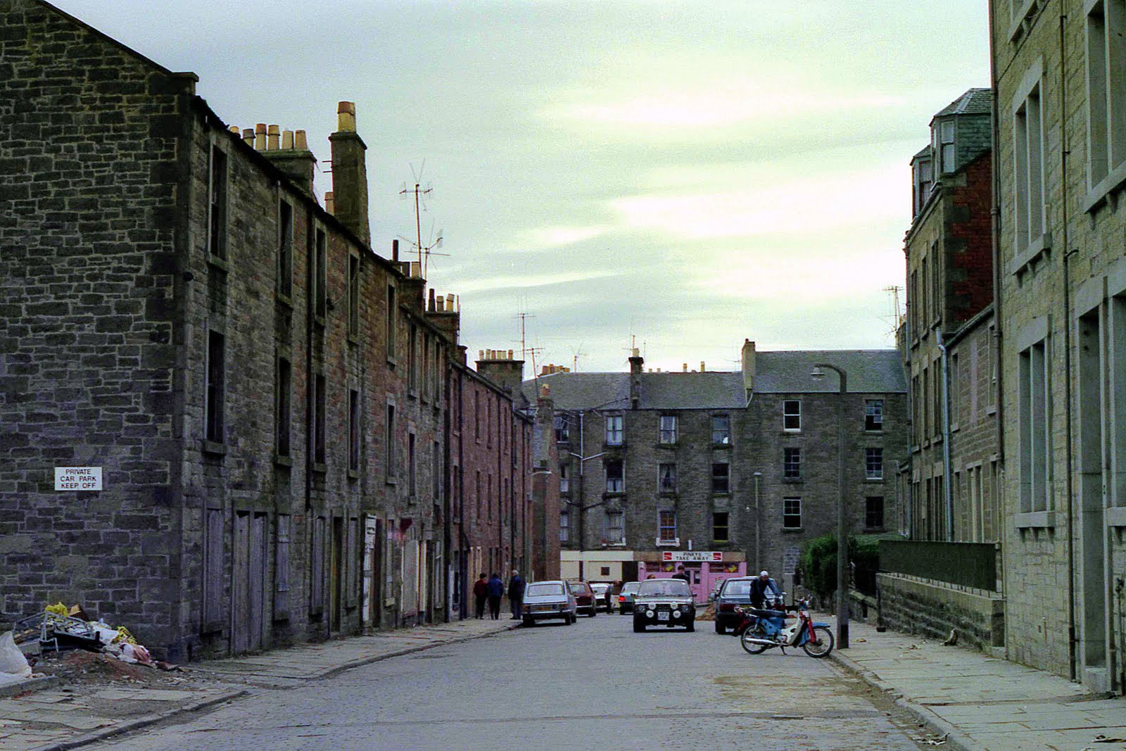 RETRO DUNDEE THE DISAPPEARING CORNER 1980'S