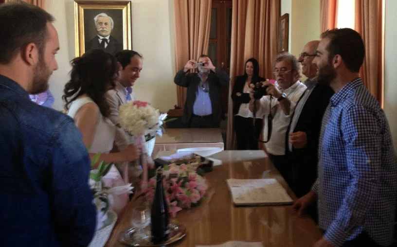 Κύμη: Ο Θανάσης Μπουραντάς πάντρεψε τον ανιψιό του στο δημαρχείο (ΦΩΤΟ)