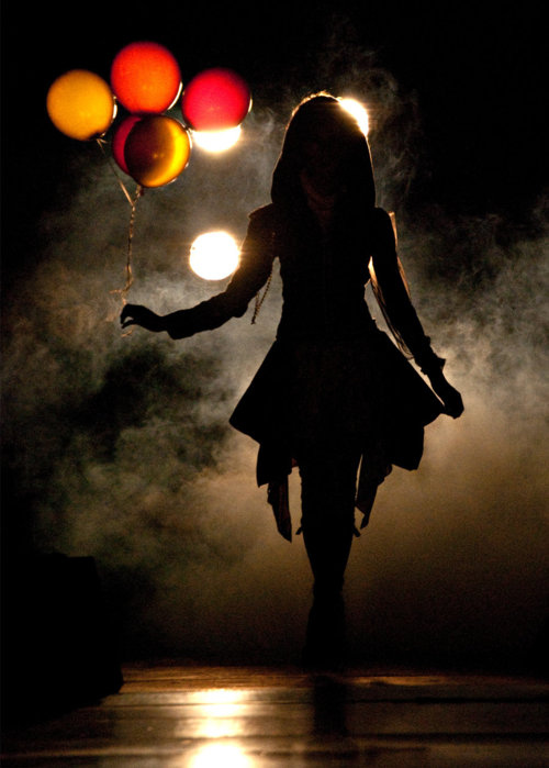 http://3.bp.blogspot.com/-19rgiplbCX0/UPlI1XhQrNI/AAAAAAAAHnU/hKiB6TsuO94/s1600/balloons-dark-girl-lights-photography-Favim.com-132832.jpg