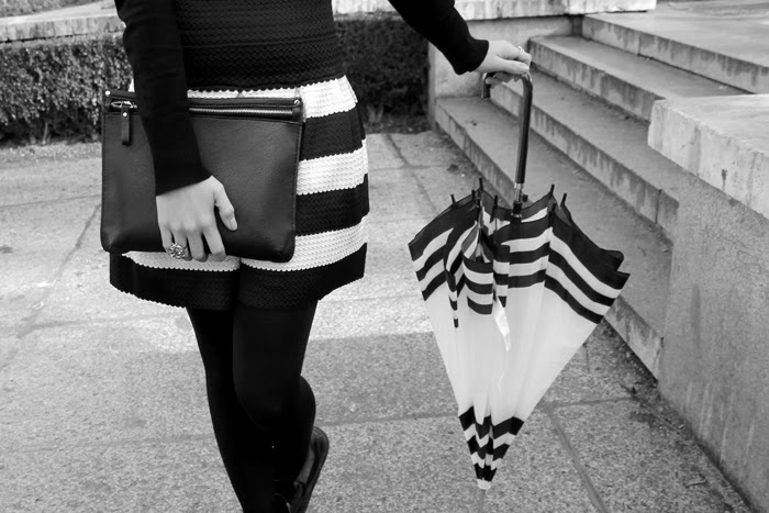 Total Outfit Black and White, falda abullonada, print coat, paraguas, martens