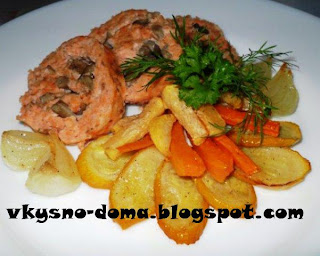Рыбный рулет с грибами и печеными овощами