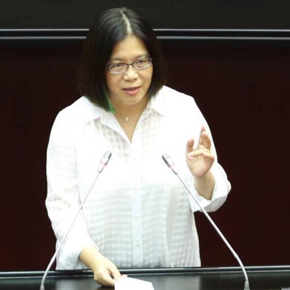 劉世芳表示,高雄及屏東立委席次將被減少一席的議題,她反對這影響高雄市民權益甚鉅的改變。 劉世芳表示,高雄及屏東立委席次將被減少一席的議題,她反對這影響高雄市民權益甚鉅的改變。
