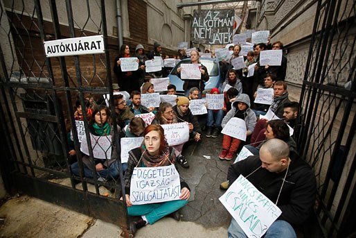 http://3.bp.blogspot.com/-1BYyRqLbK2w/UUCRWEVM43I/AAAAAAAAABU/lsJZbkRABRw/s640/szekhaz_diakok.jpg