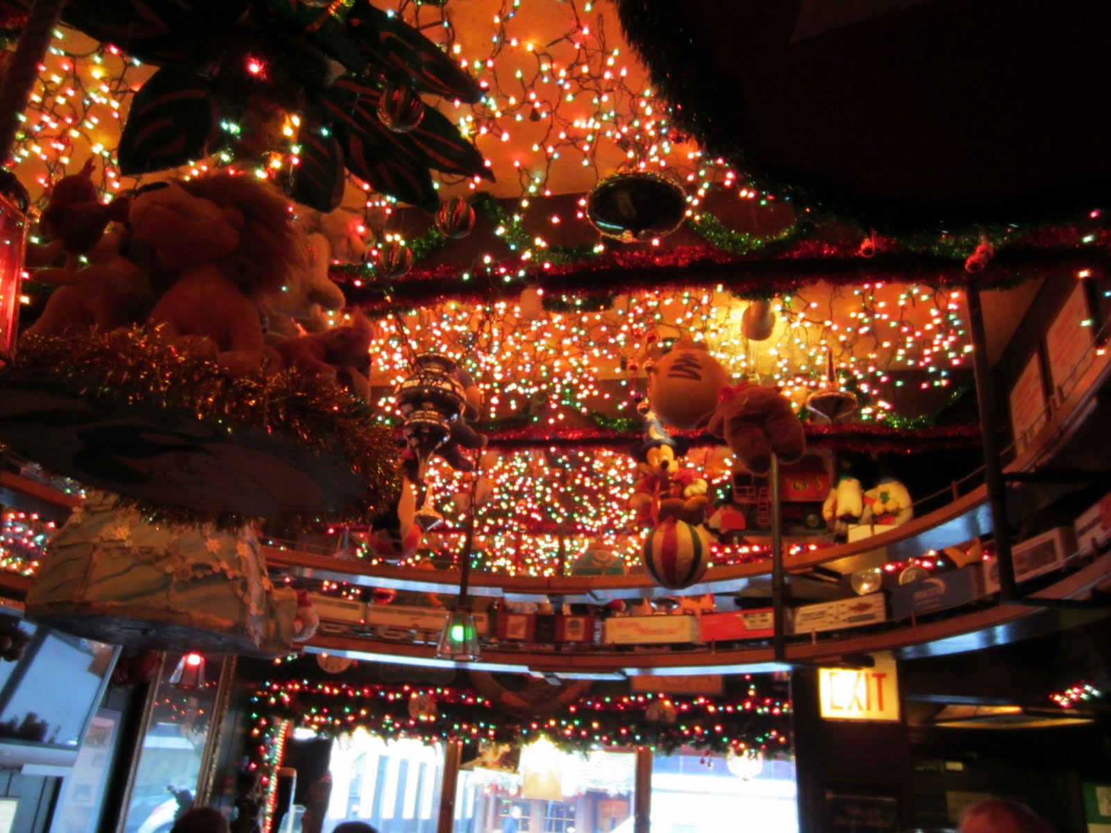 Butch McGuire’s Has Christmas Spirit! Chicago Boyz