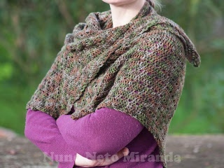 alt="crochet shawl, cascade yarns heritage silk paint, xaile em crochet"