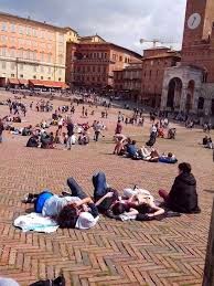 Turisti sbracati in Piazza del Campo