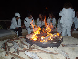Ceremonia de fuego en la playa