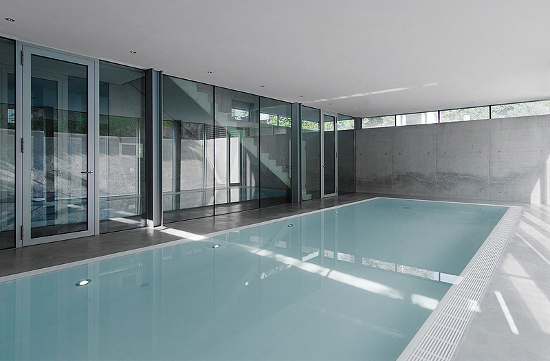 Casa minimalista con piscina en el sótano, por Christ Christ Architects