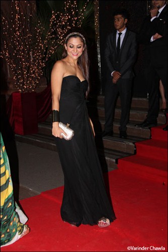Amrita arora looks gorgeous in a off shoulder black gown - (3) -  The beautiful babes of B-town in Gowns 