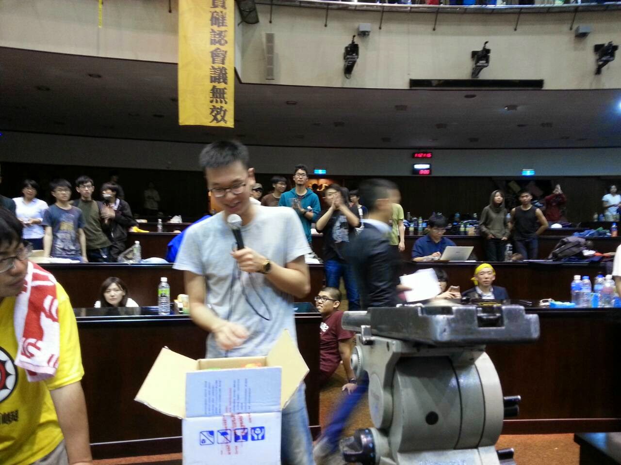 林飛帆今日上午11時20分左右對外講,他剛剛收到一箱從PC Home網路快遞箱子,上面寫「立法院林飛帆」收。圖片2-1來源:林朝億/攝。 林飛帆今日上午11時20分左右對外講,他剛剛收到一箱從PC Home網路快遞箱子,上面寫「立法院林飛帆」收。圖片2-1來源:林朝億/攝。