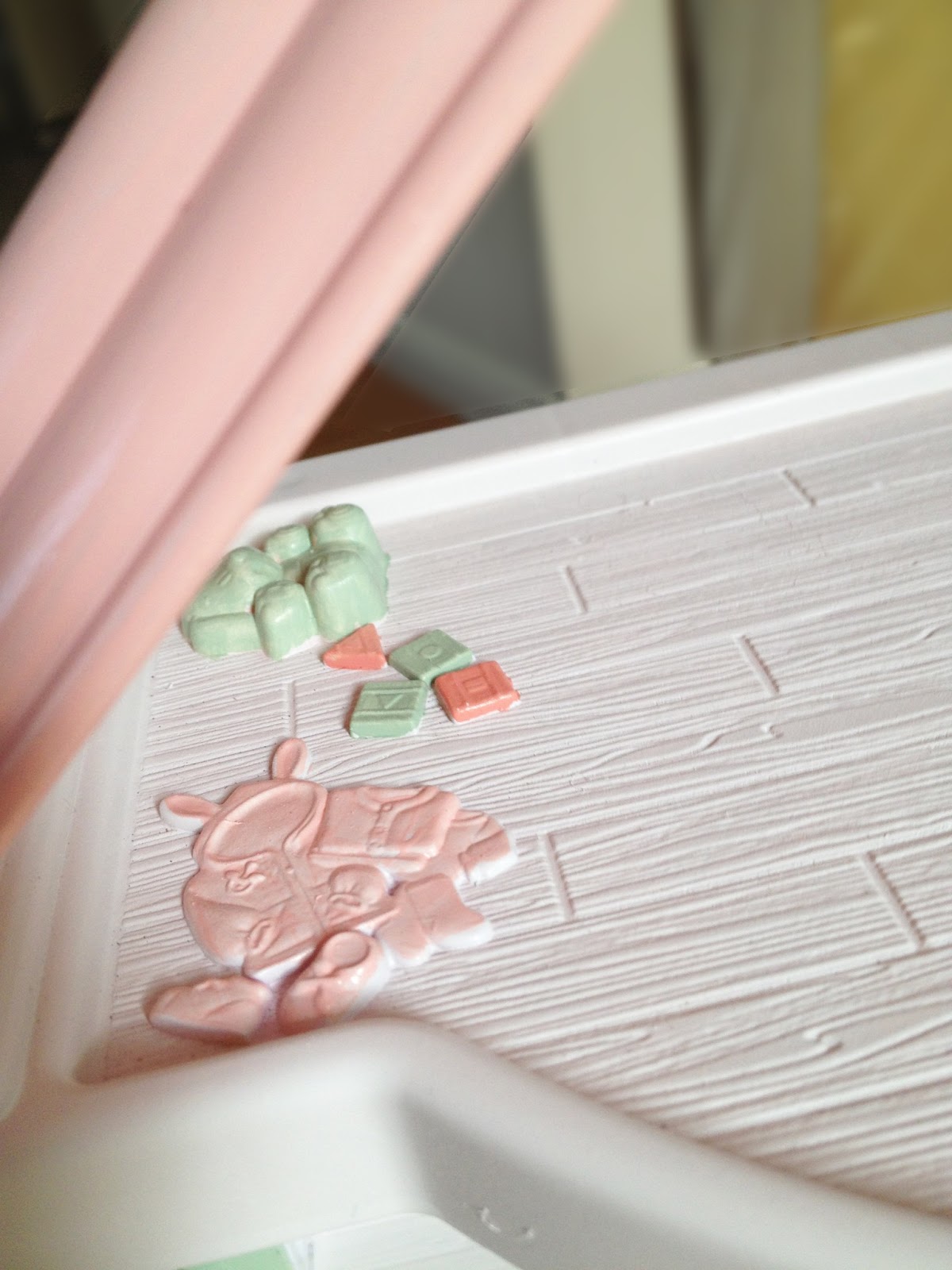 Turned to Design Painted Plastic Doll House