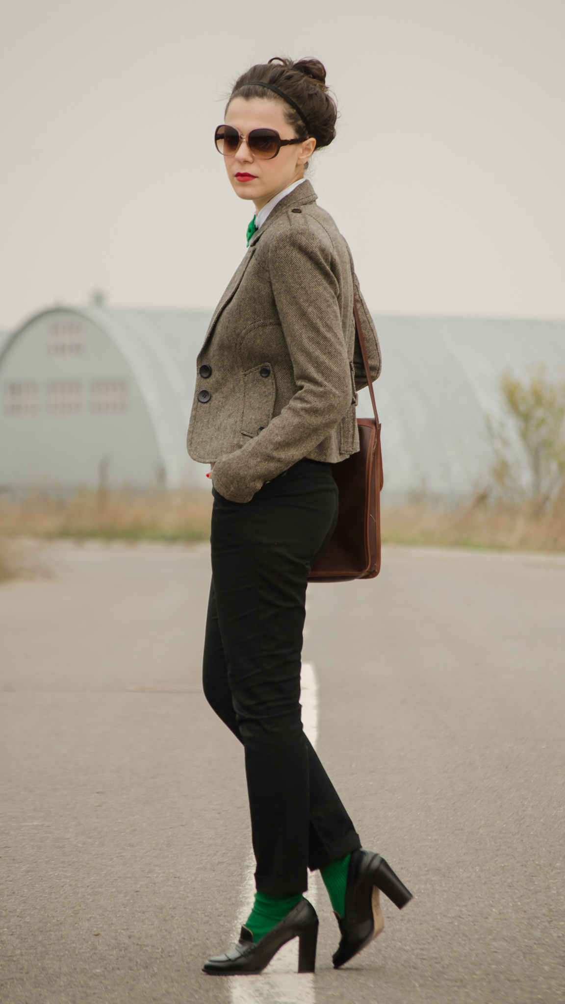 black pants green socks heels over sized scarf burgundy brown jacket fall autumn checkers sweater bow-tie stachel bag thrifted vero moda 