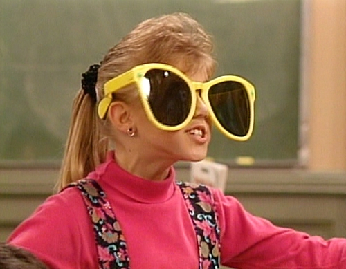 Stephanie-with-huge-sunglasses-stephanie-tanner-29607993-500-389.jpg