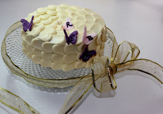 Tarta de ondas de chocolate negro, rellena de buttercream de chocolate negro y decorado exteriormente con buttercream de chocolate blanco haciendo ondas, por Sweet KOKEKO