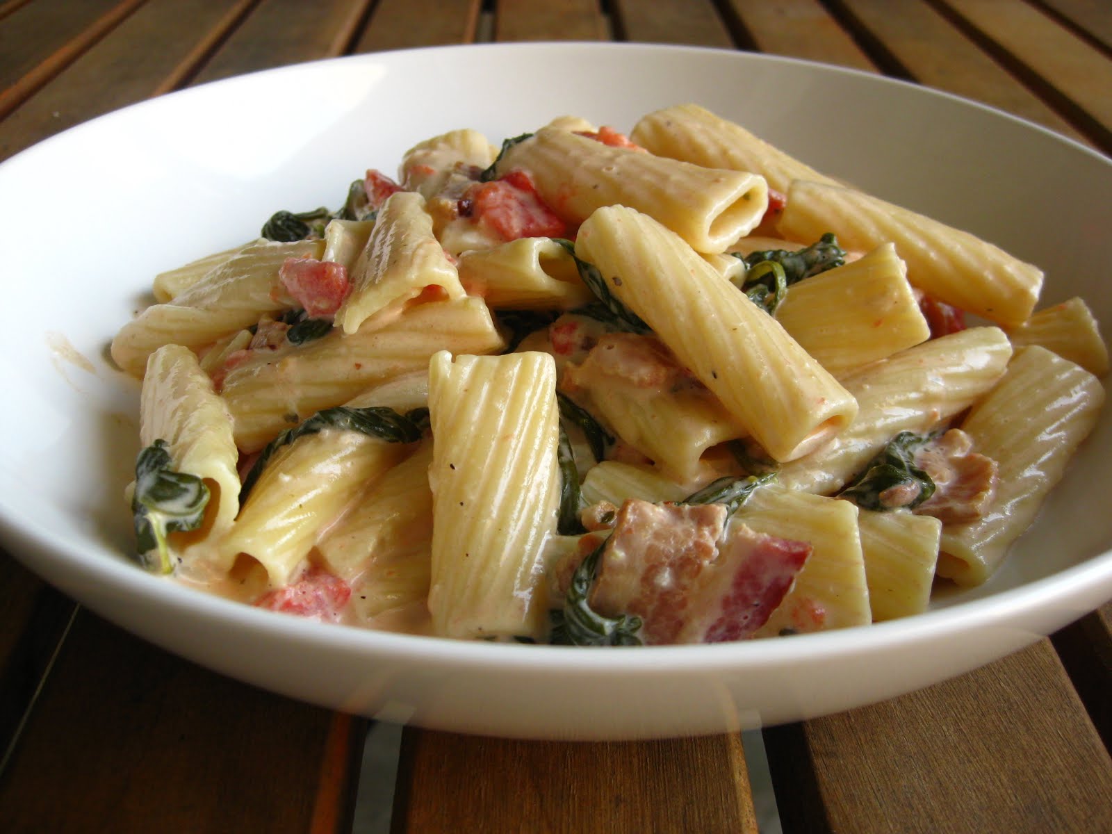 A Taste of Home Cooking Ranch Pasta with Bacon, Spinach and Tomatoes