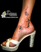 Ce tatouage de Papillons avec lettrage à été réalisé par Tahiti tattoo avec . (tatouage de papillons avec lettrage sur pied)