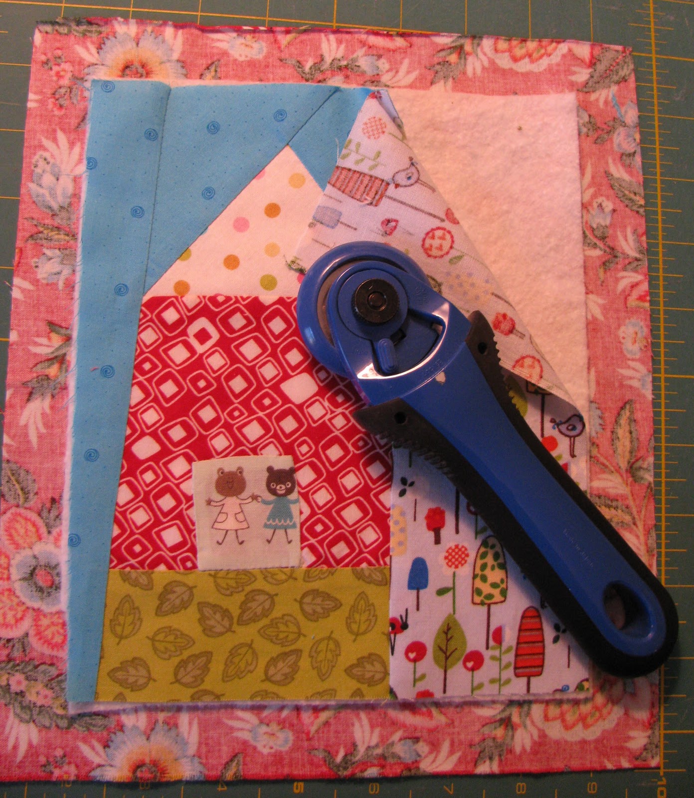 Lollyquiltz Easy Peasy Binding for a Mug Rug
