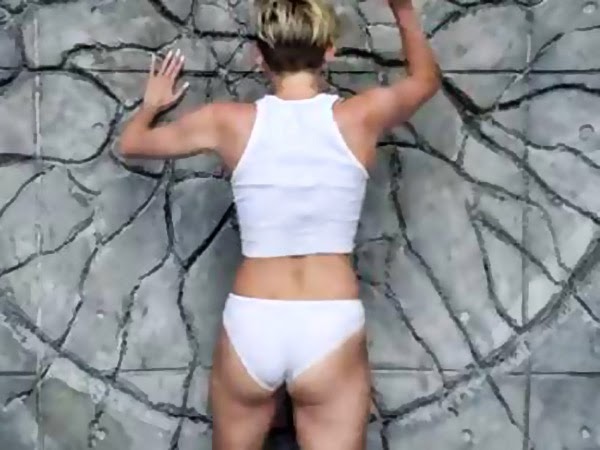 Miley Cyrus nude in "wrecking ball" videoclip