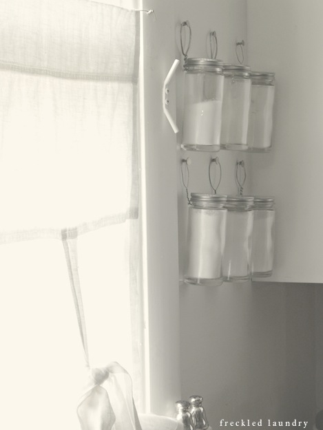 http://3.bp.blogspot.com/-1UzQxc08M2s/UEBT1yXPwiI/AAAAAAAAFe4/vYaBcSeVNhk/s1600/freckled+laundry+white+baking+spice+wire+nail+jar+simple+storage+anthropologie.jpg