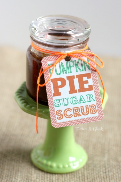 Make a sugar scrub that smells like pumpkin pie--great for a gift or party favor! Free printable jar labels and gift tags in post. pitterandglink.com