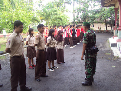 DANRAMIL 01/SRAGEN DIM 0725/SRAGEN BEKALI PPBN KEPADA SISWA-SISWI SMK DIAN KIRANA