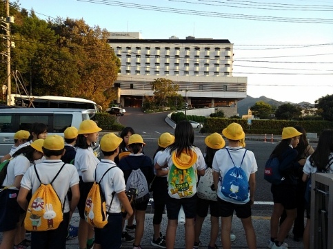 南池田小学校のブログ 修学旅行8 安芸グランドホテルに着きました