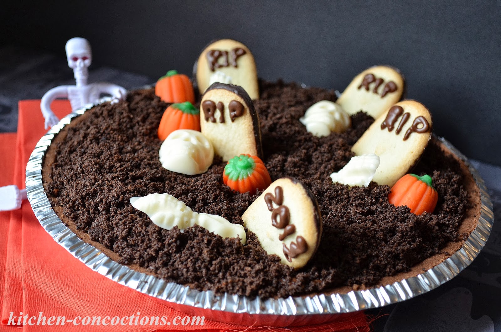 "Ghoulish Grub" Graveyard Pudding Pie (and Homemade Chocolate Pudding