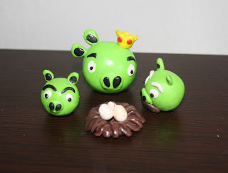 http://3.bp.blogspot.com/-1YtXVl3-Bpk/T0_vIN4iXLI/AAAAAAAAANo/dVBUTkslfeg/s320/angry+birds+piggie+cake+toppers.jpg