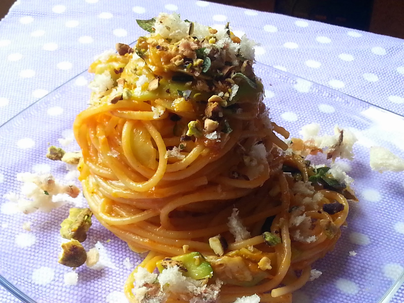 Spaghetti zucchine e  pistacchi