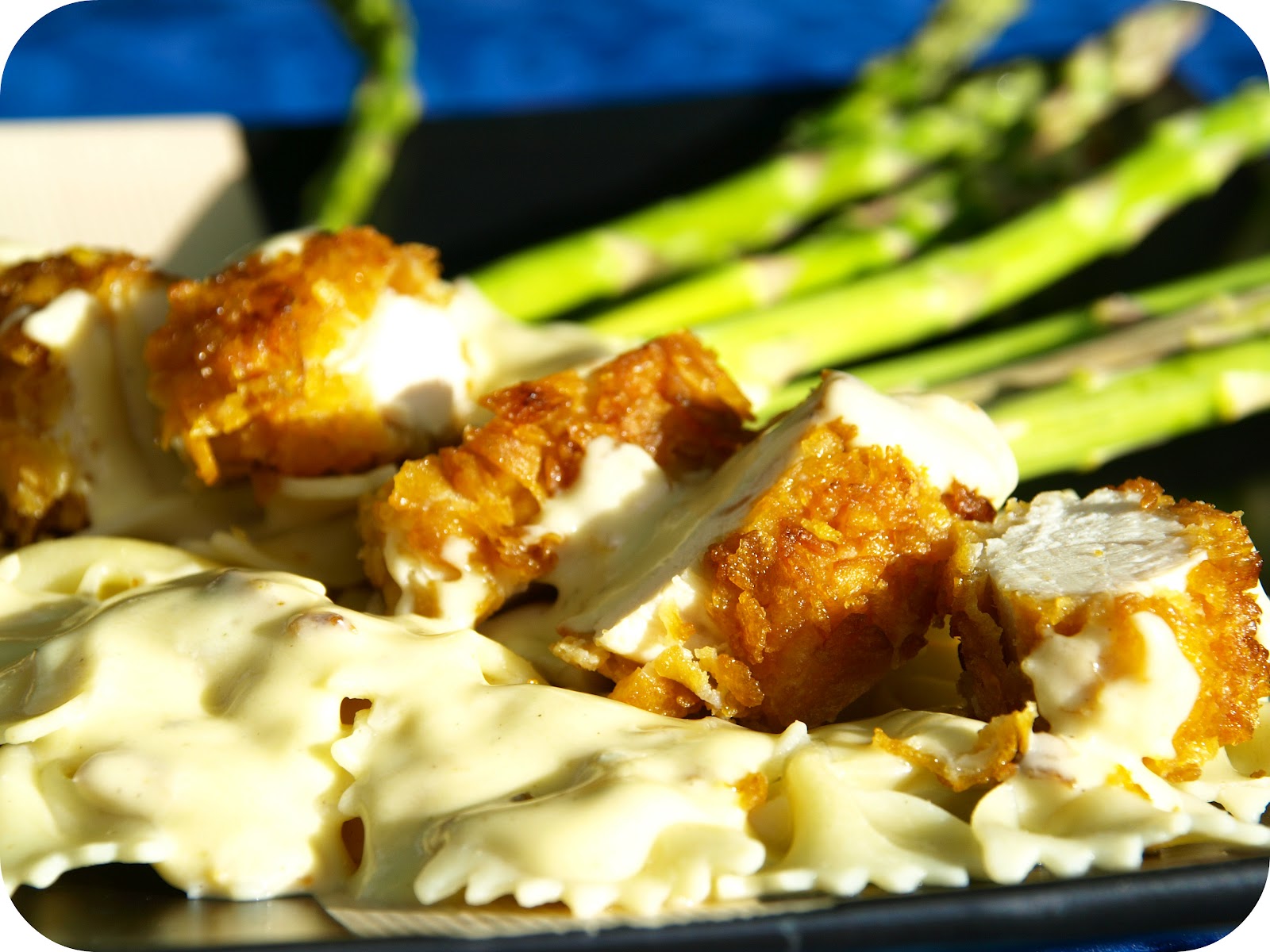 Live Chicken w/ Italian Cheese Sauce & Bowties