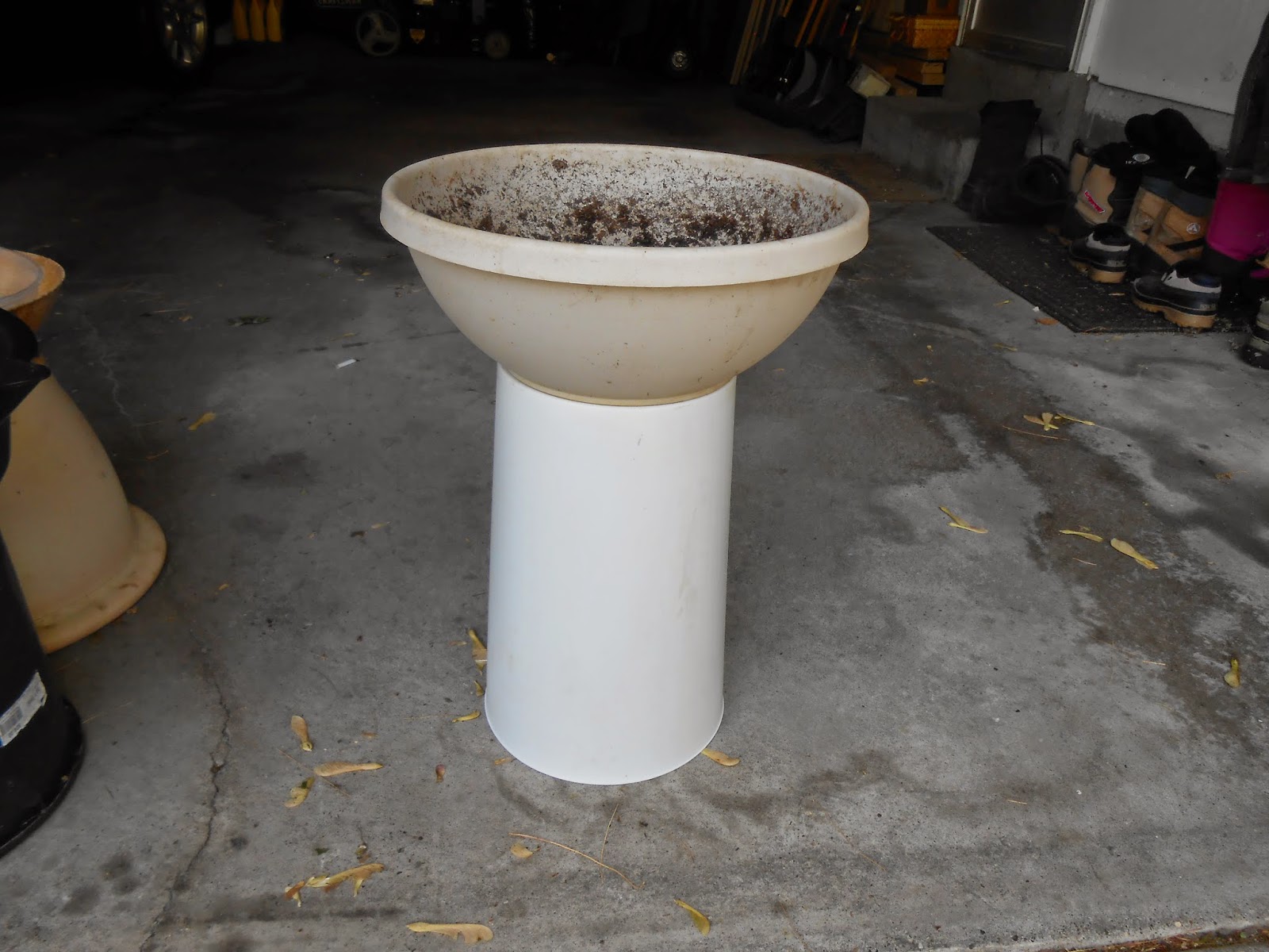 Sproutsandstuff DIY Concrete Birdbath For Less Than Six Dollars