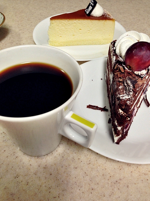 Seoul cafes Paris Baguette Cheesecake & Black Forest Cake