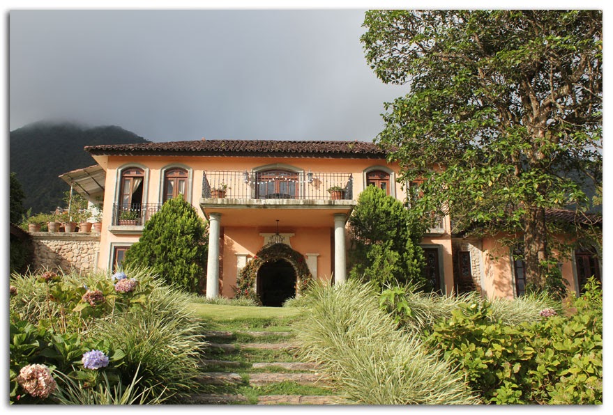 La Jirafa Rosada Mas del Valle de Antón, La casa de Lourdes