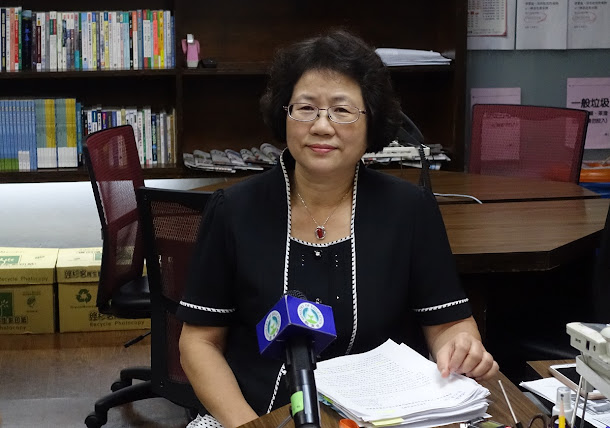 針對國語日報爭議案,教育部終身教育司長黃月麗表示,今(12) 日下午兩點半正式向台北地方法遞狀,申請解除國語日報全體董事職務,並希望由法院指派董事。 針對國語日報爭議案,教育部終身教育司長黃月麗表示,今(12) 日下午兩點半正式向台北地方法遞狀,申請解除國語日報全體董事職務,並希望由法院指派董事。