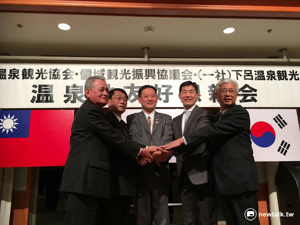 台中世界花博首站海外宣傳來到日本!為了讓日本民眾更瞭解花博與台中農業特色,台中市長林佳龍赴日邀請法國花藝大賽冠軍吳尚洋現場創作花藝,以「聆聽花開的聲音」為題,展現花卉運用多元面向與不同可能性,也傳達花博的美學精神。 台中世界花博首站海外宣傳來到日本!為了讓日本民眾更瞭解花博與台中農業特色,台中市長林佳龍赴日邀請法國花藝大賽冠軍吳尚洋現場創作花藝,以「聆聽花開的聲音」為題,展現花卉運用多元面向與不同可能性,也傳達花博的美學精神。